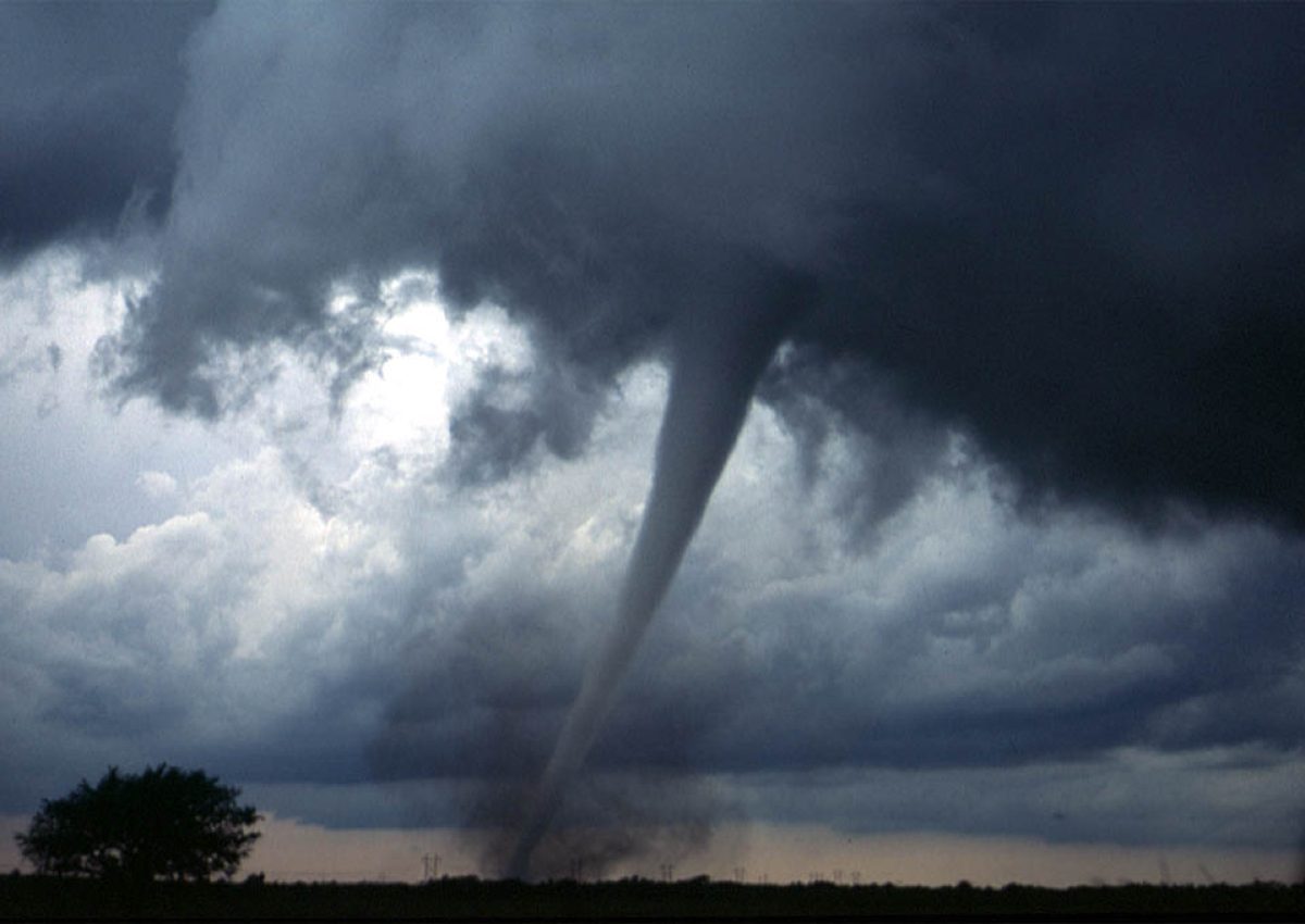 A_tornado_near_Anadarko,_Oklahoma,_on_May_3,_1999