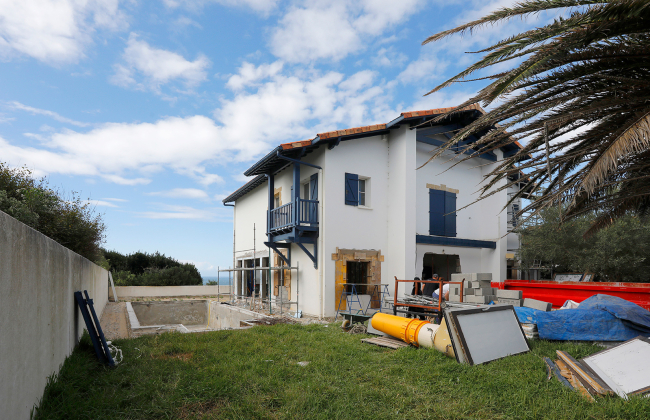 Reforma integral de villa en Bidart con el estudio Gardera-Pastre